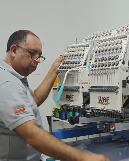 Máquina de bordado industrial